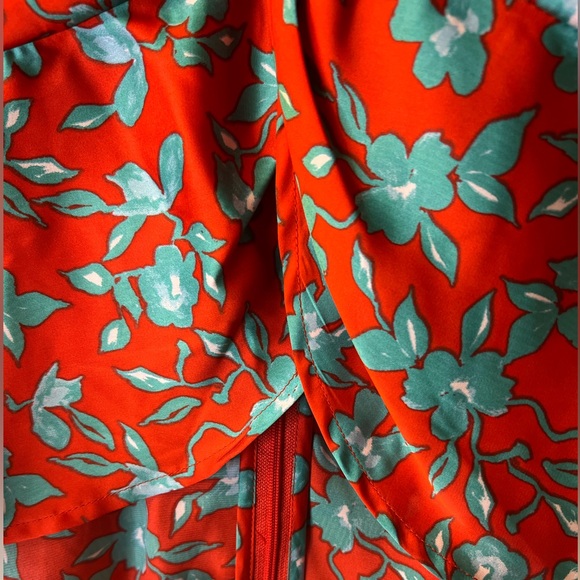 NWT Love, Whit by Whitney Port Red Floral Crop Top Women's Size Small (17” P2P) - Picture 5 of 11